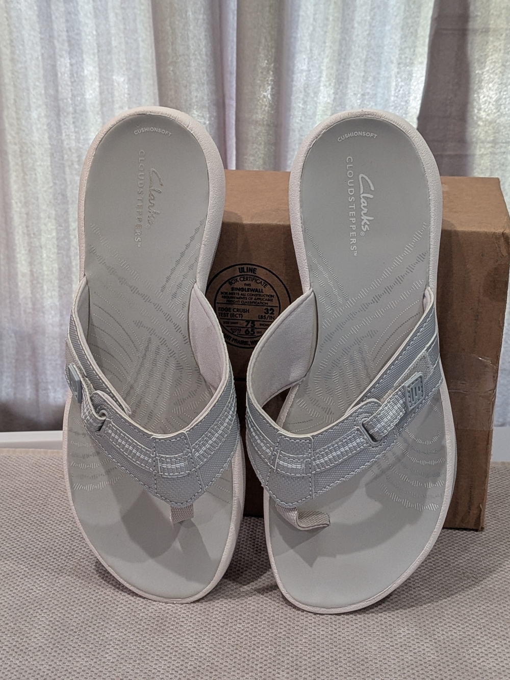Clarks Women's Light Gray Cloudsteppers Thong Sandals